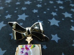locket bow brooch b